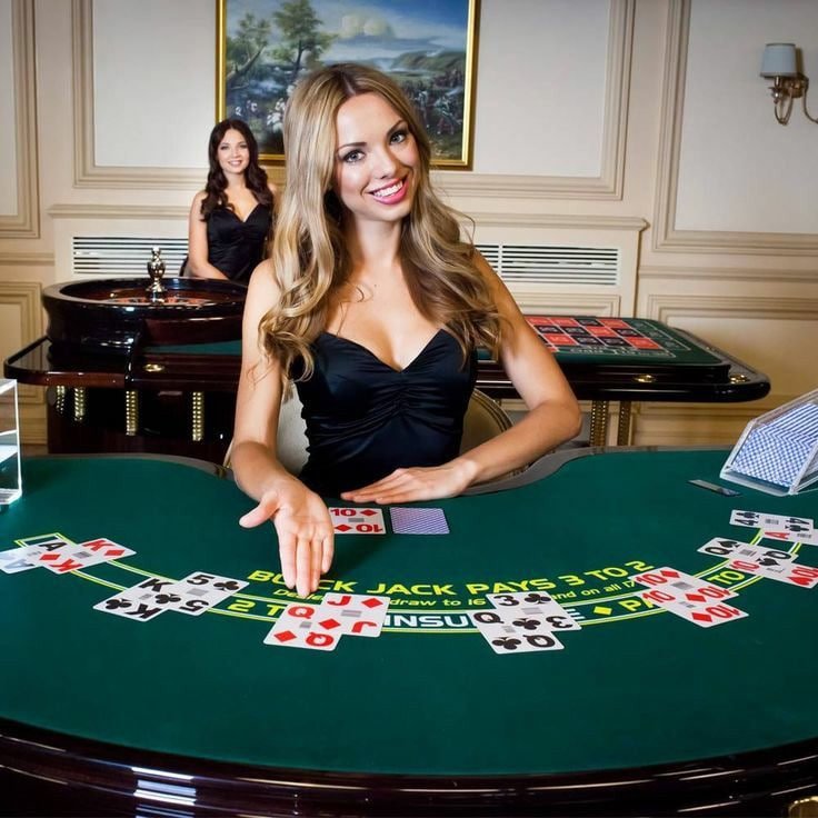 Filipino player enjoying yyy7 casino games on a mobile phone outdoors